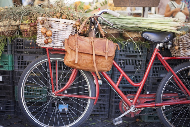 mercato-campo-de-fiori-bags-and-fruits